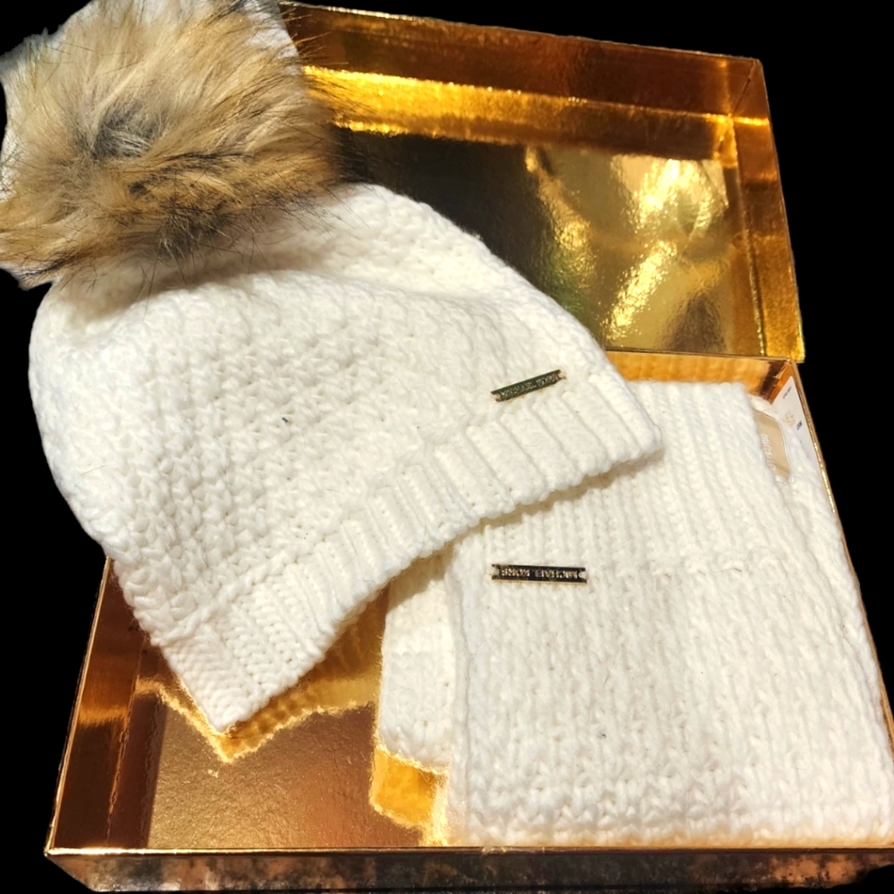 Micheal Kors GiftSet NWT Knit Beanie w/PomPom & Scarf in Gold GiftBox